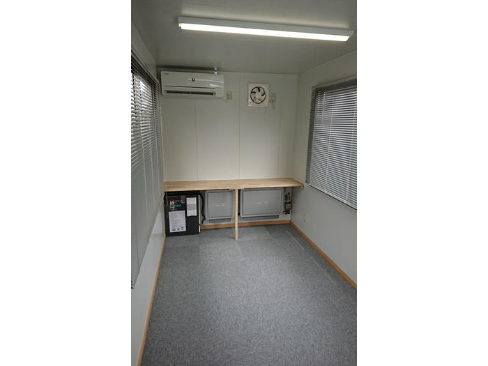 車載型ソーラーハウス・トイレ付